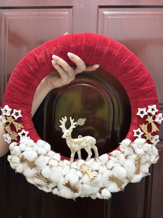 Coronita decorativa de Craciun cu catifea rosu cu alb, bumba. Handmade