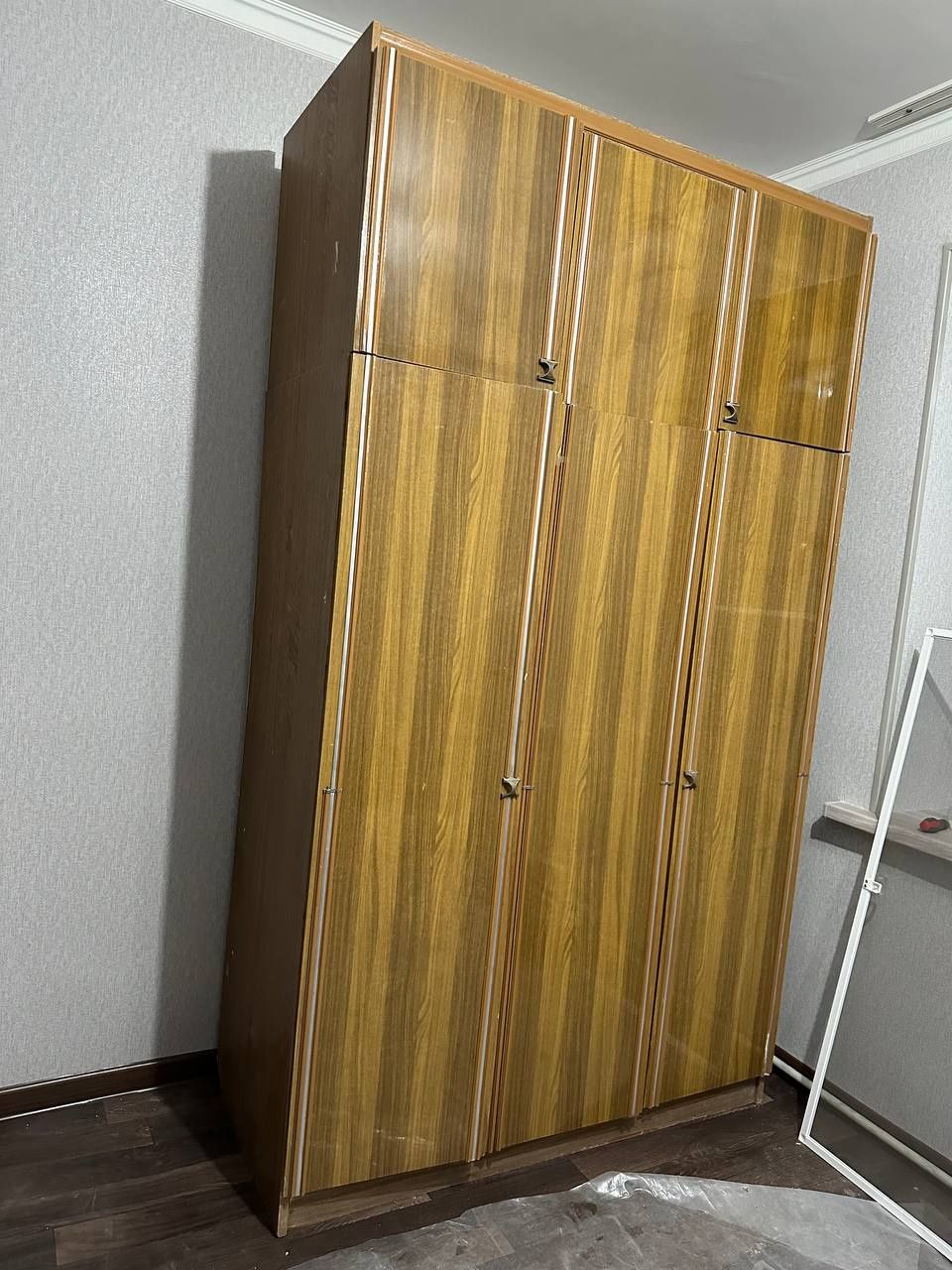 Продаеться шкаф.