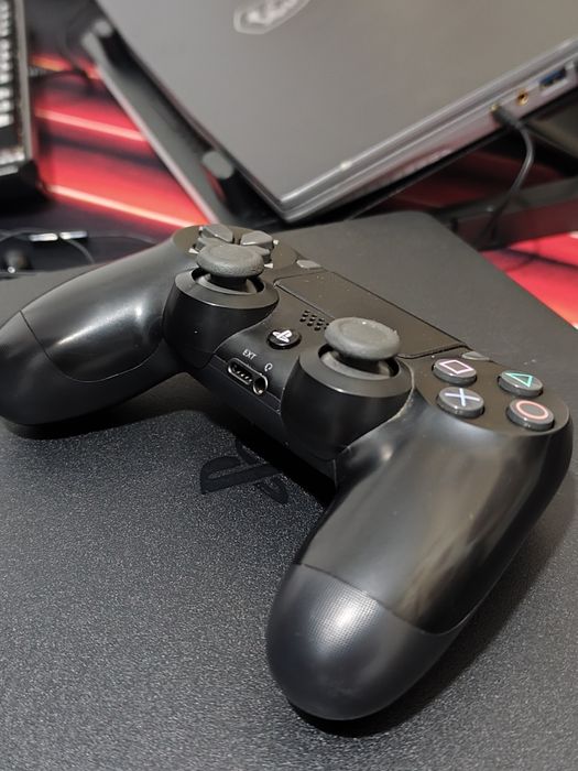 ПРОДАВАМ playstation 4  +2 джойстика +24 диска за повече инф на лично