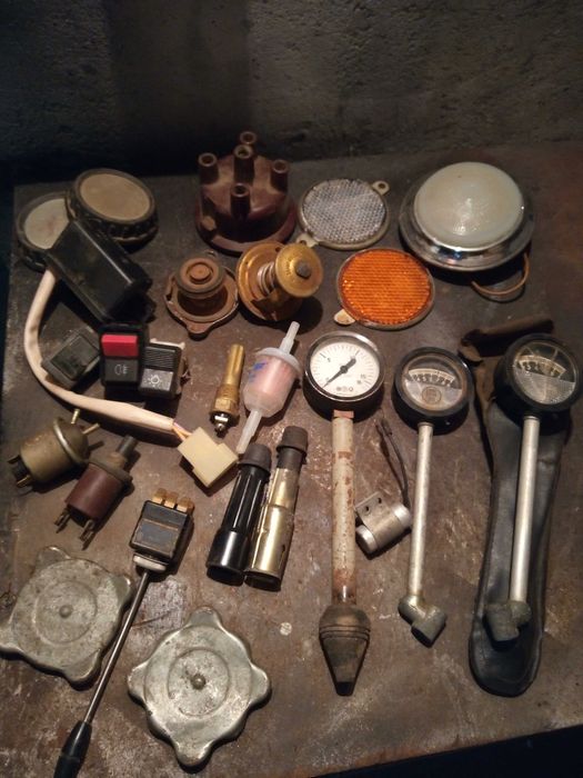 Стари Руски части за автомобили.