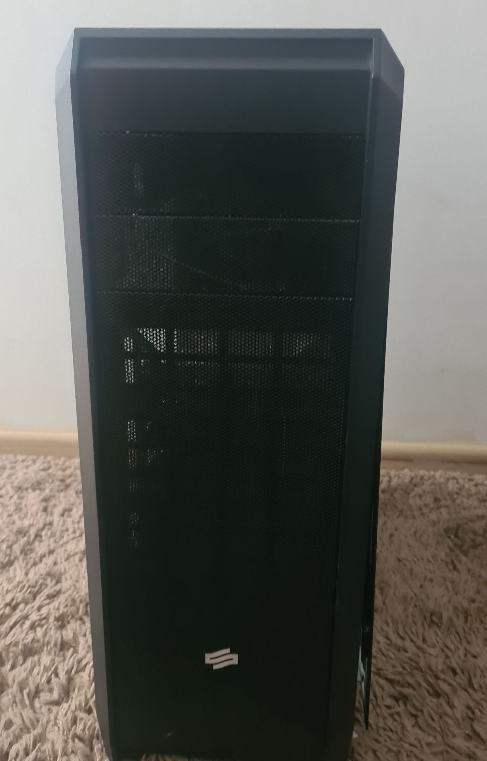 Ryzen 5 1600, RX 580, 16gb Ram DDR4, SSD 120gb, HDD 1TB.