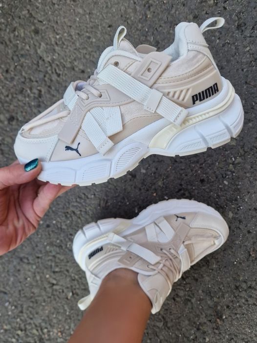 Чисто нови модерни и удобни обувки