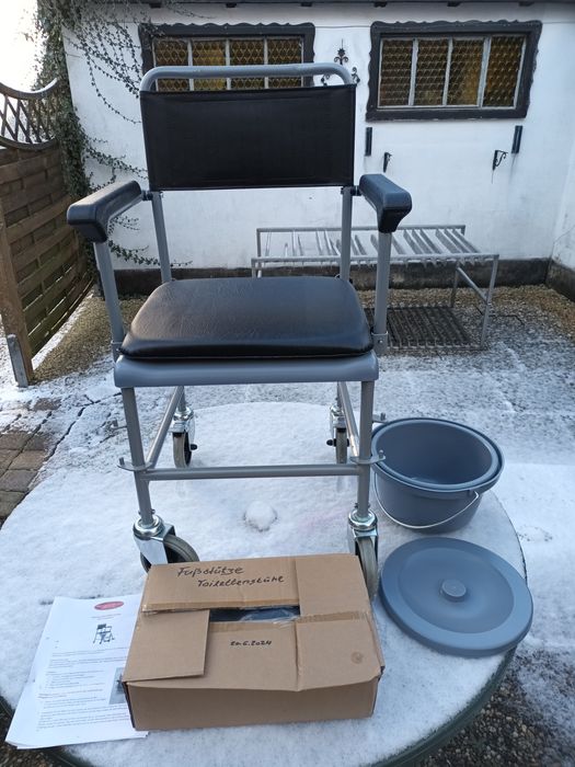 Scaun toaletă cu roți