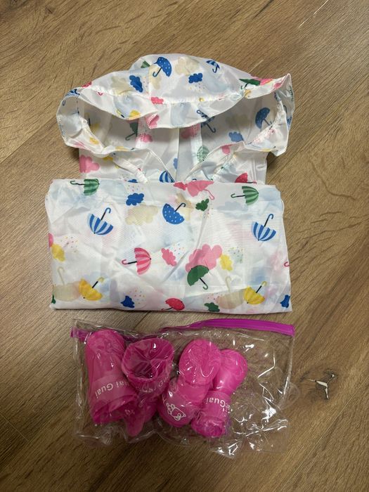 Дъждобран, чадър и обувки за куче