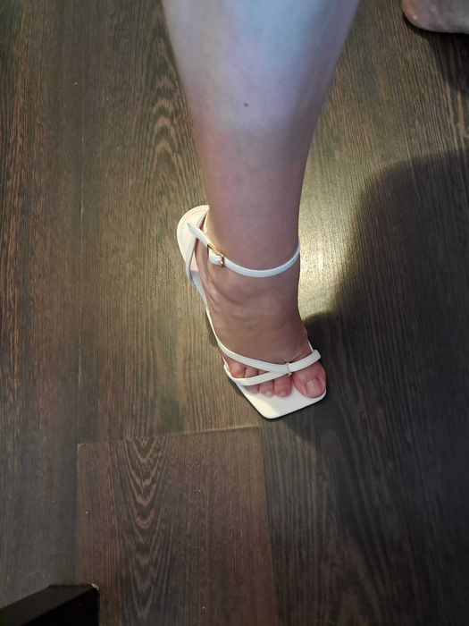 Sandale albe noi,nepurtate,UK.(no 35)