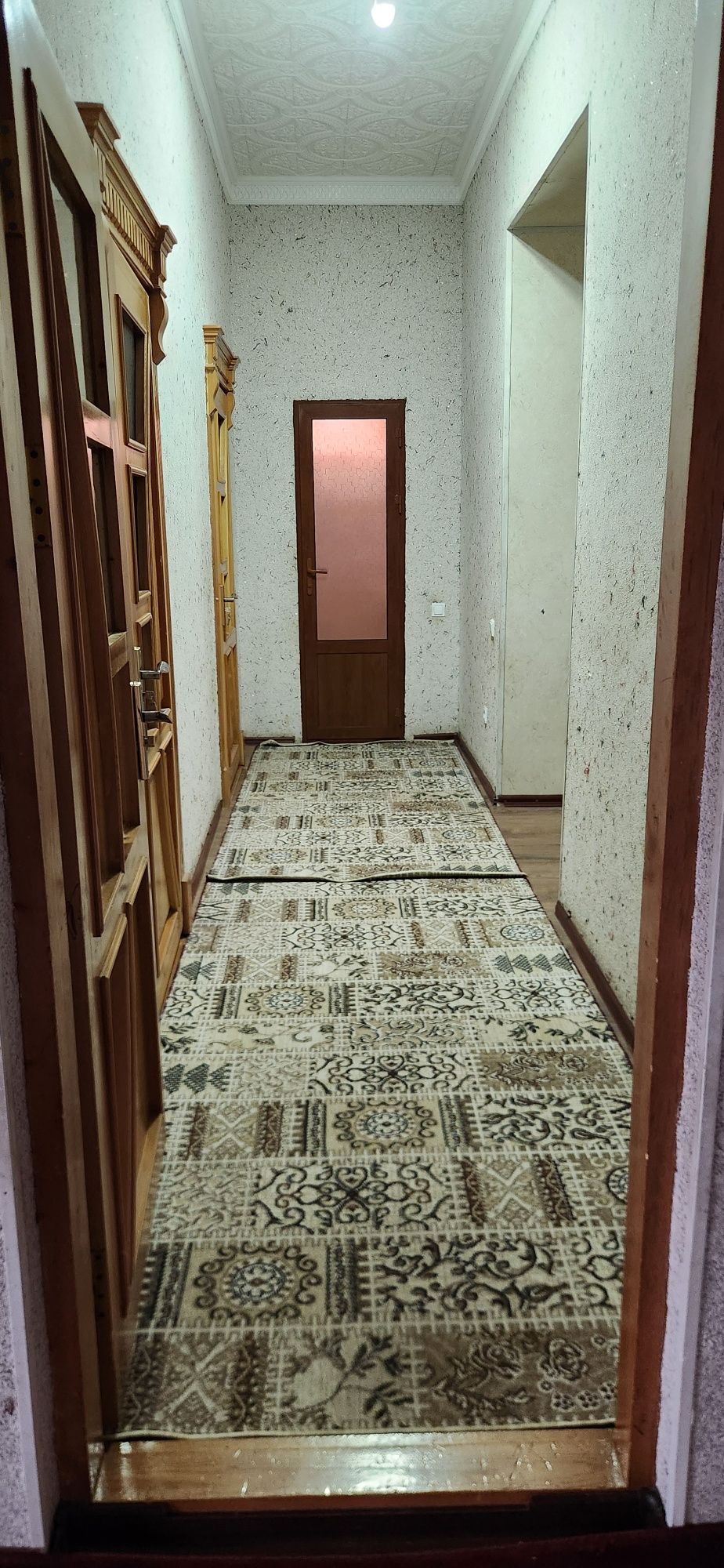 katej 5 xonali jihozlangan uy va tashqaridan 4 xonali poydevor bor