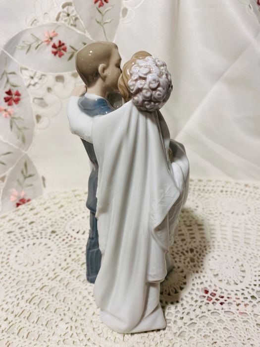 порцеланова статуетка