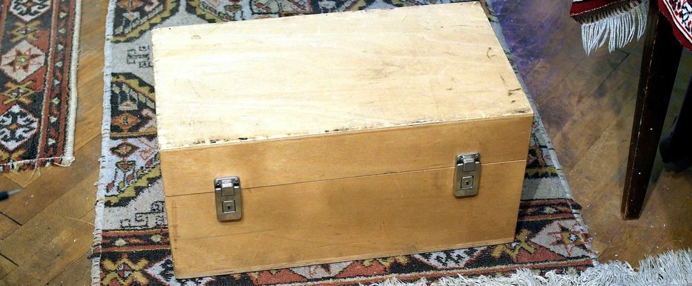 cutie de lemn (de proiector Leica)
