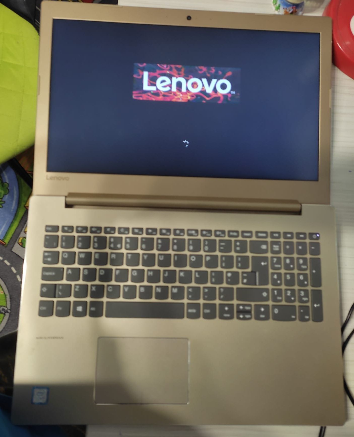 Laptop Lenovo IdeaPad 520-15IKB cu procesor Intel® Core™ i3-7100U 2.40