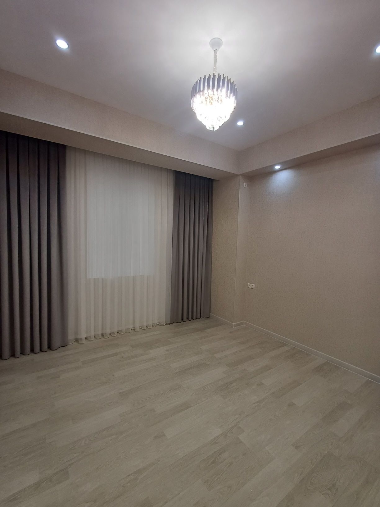 Продаётся 3-х комнатная квартира с евроремонтом на Алмазарском районе