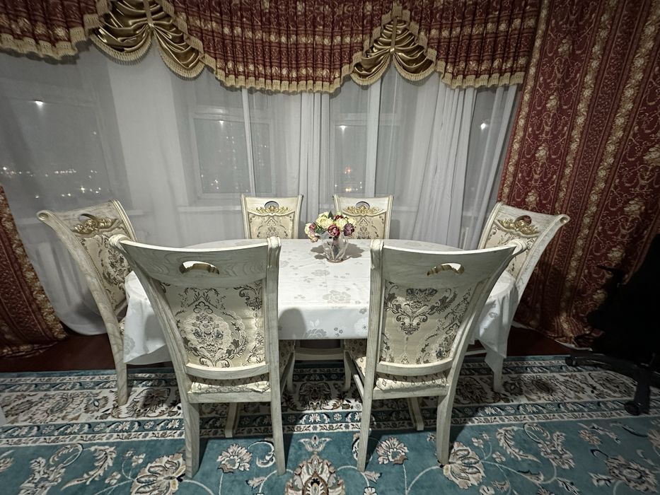 Мебель для гостиной, стол и 6 стульев