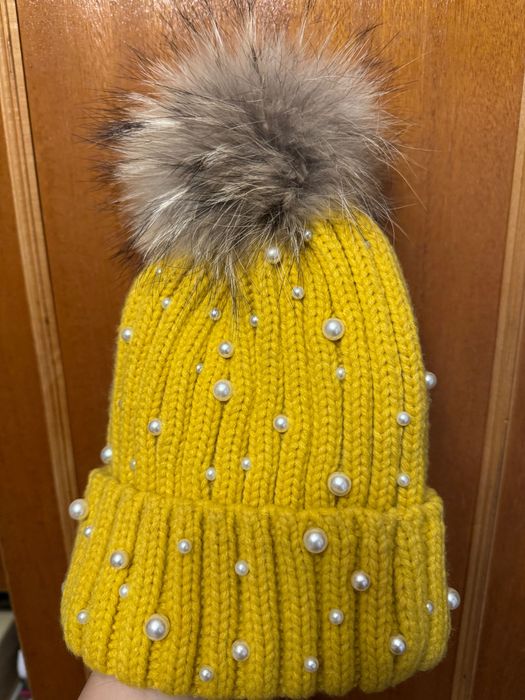 Шапка с перли и естествен заешки пух