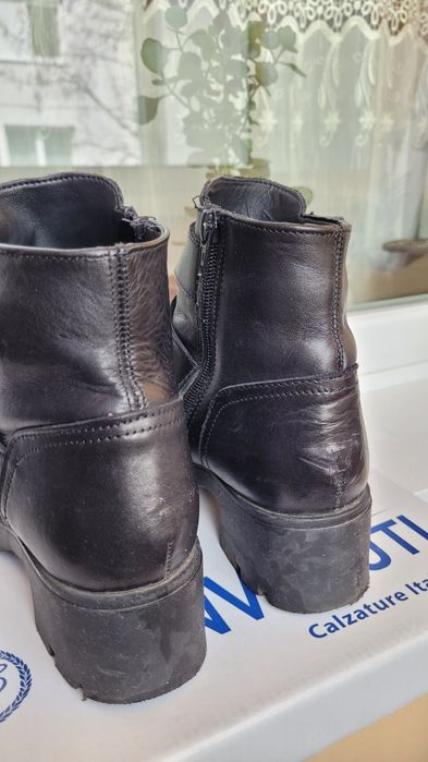 Ghete din piele cu catarame