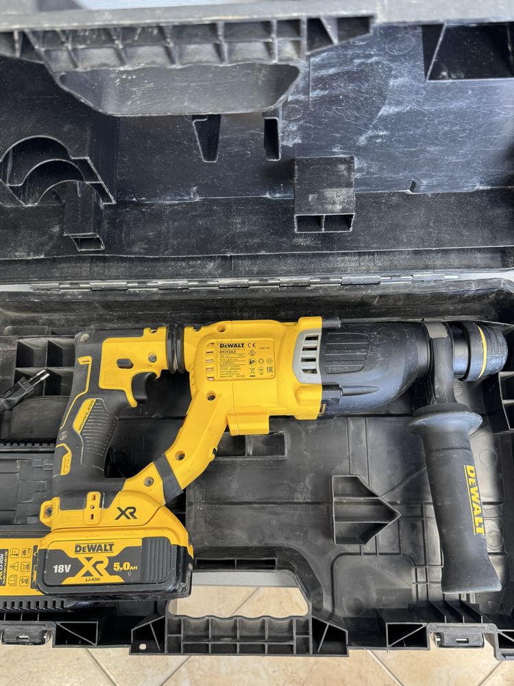 Продавам акумулаторен перфоратор Dewalt DCH263
