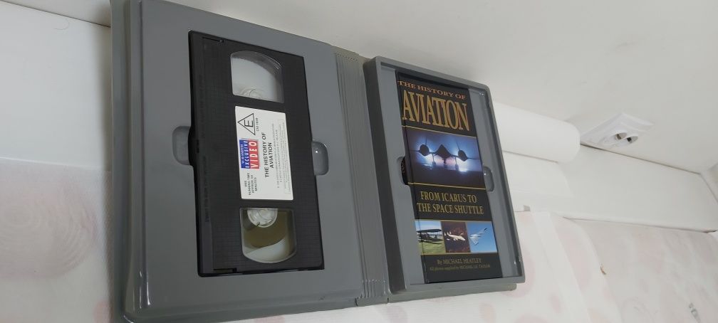 Caseta video si carte cu Istoria aviației. De la Icar la Naveta Spația