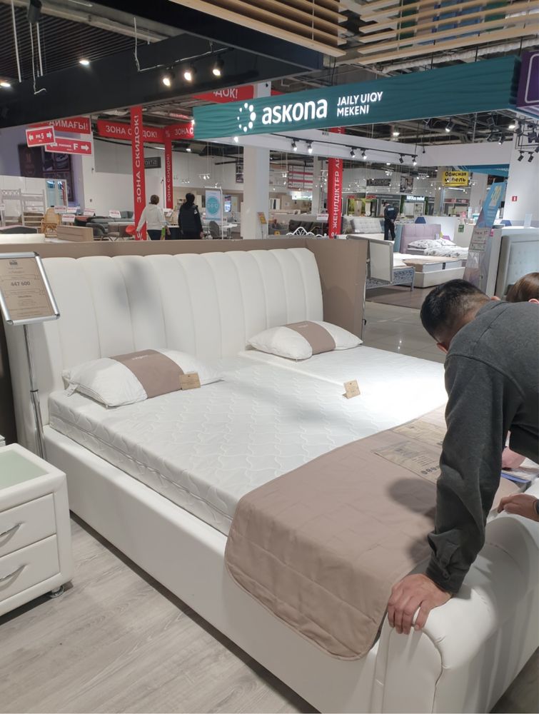 Срочно продам кровать с матрасом