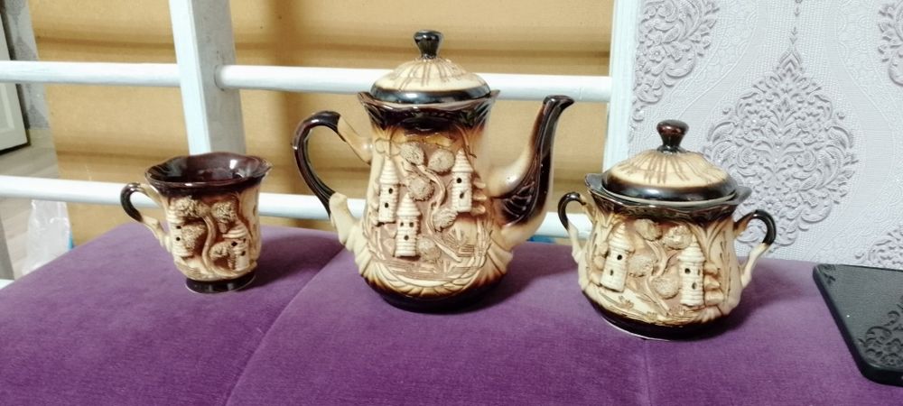 Посуда разная, скатерть