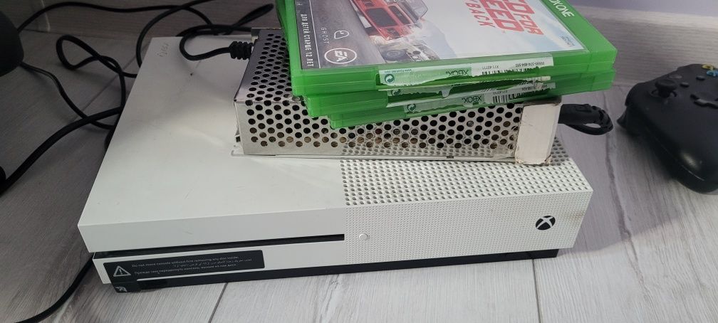 Продам x-box one с играми и джойстиками