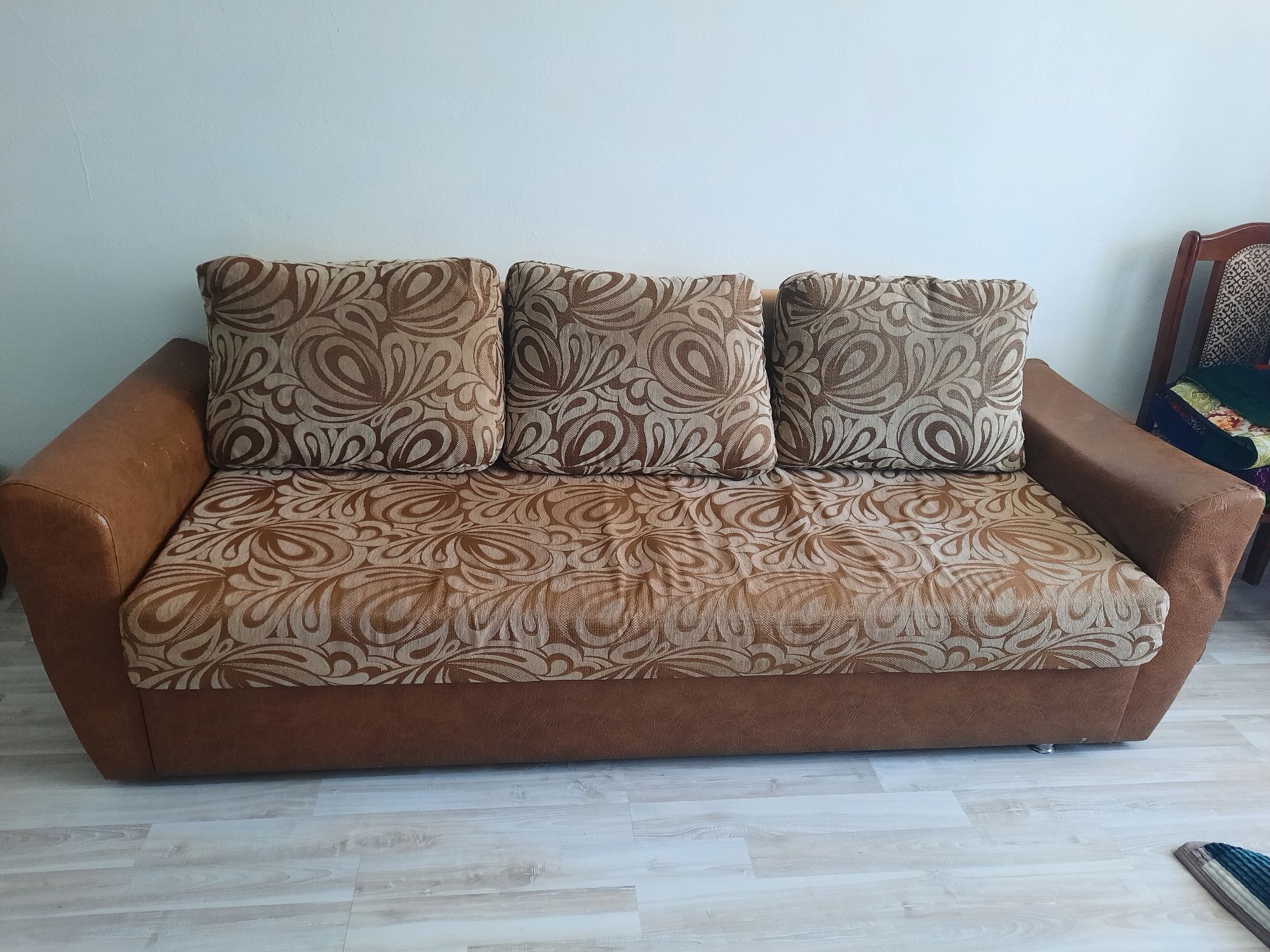 Продам диван гостиной