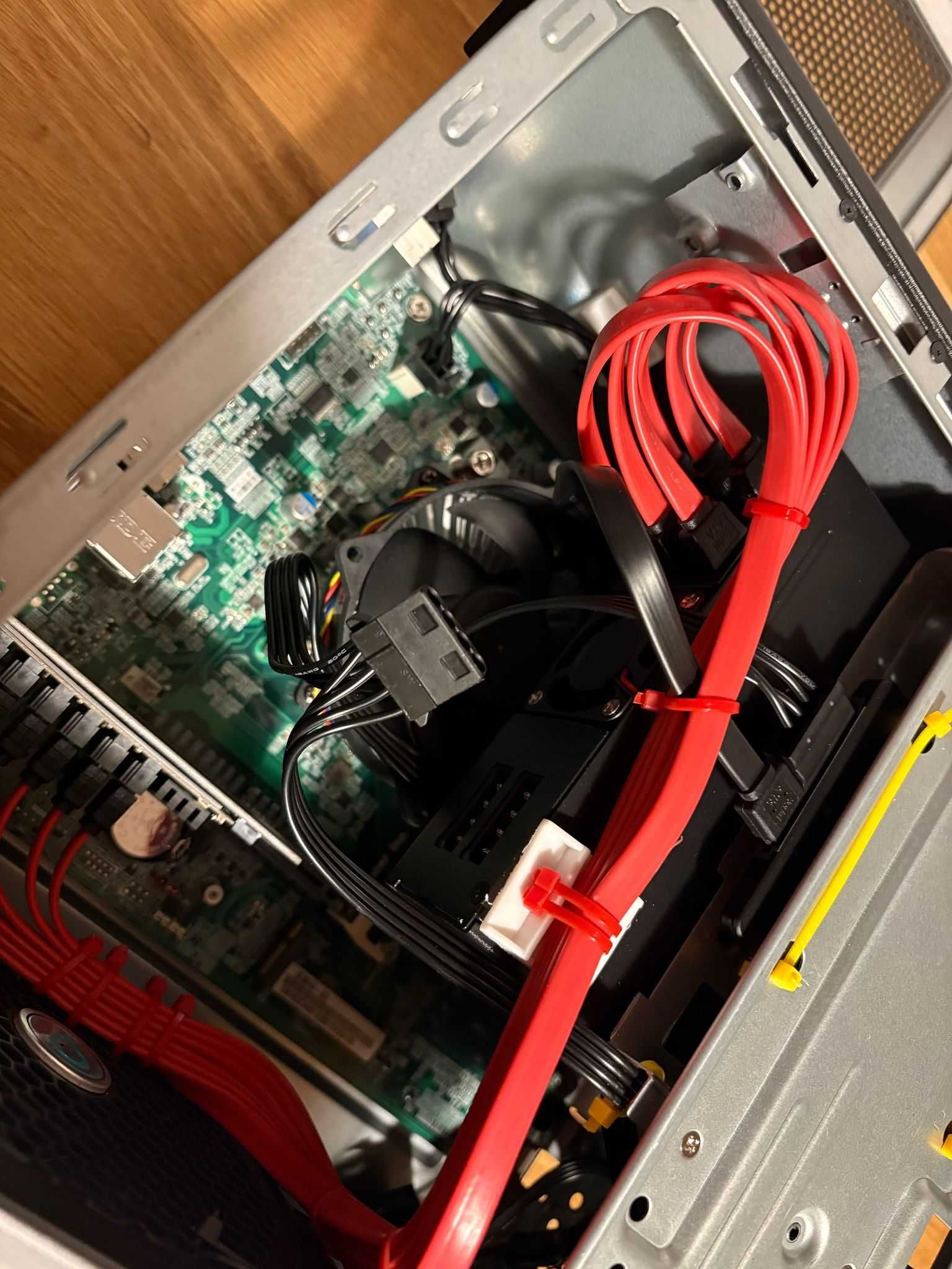 NAS Custom, 6 bay-uri 2.5" - TRUENAS