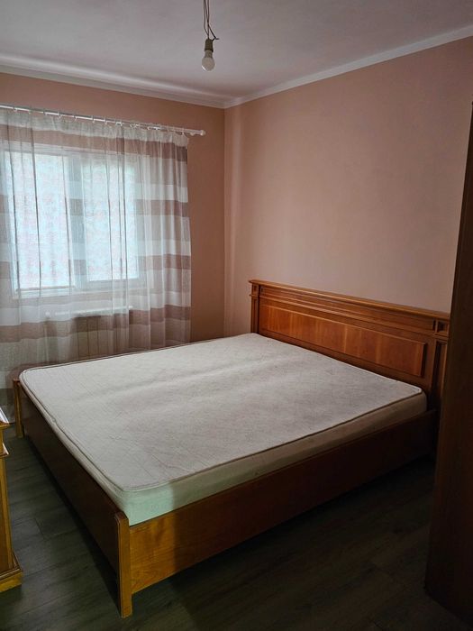 Închiriez apartament cu 3 camere