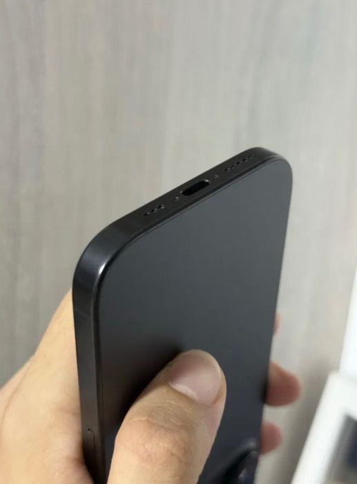 Vând iPhone 16 pro titanium