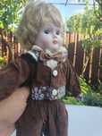 Papusa portelan vintage decorativa costum catifea 30 cm