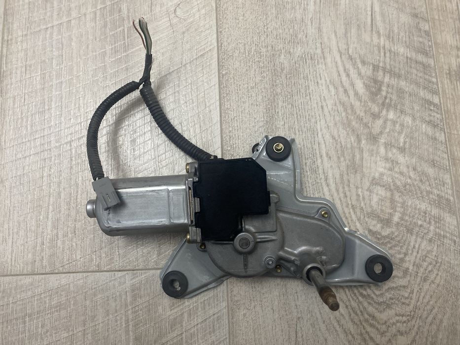 Продаю мотор стеклоочистителя (дворника заднего) Toyota