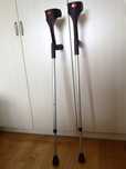 Set carje ortopedice reglabile, cu sprijin pe antebrat,