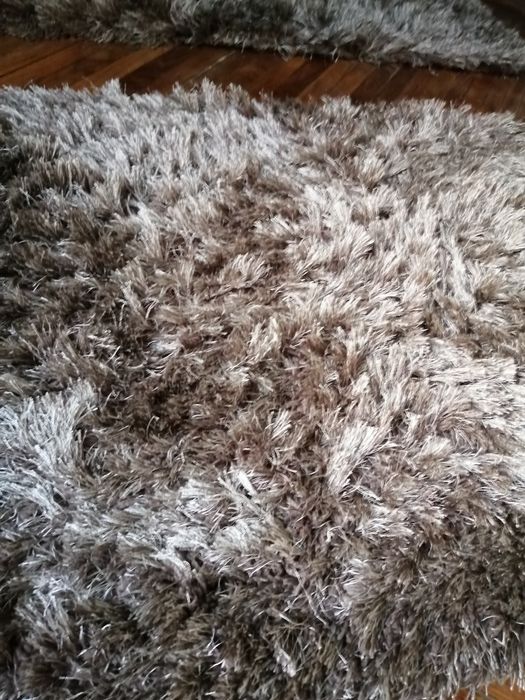 Vand covoare cu fir lung