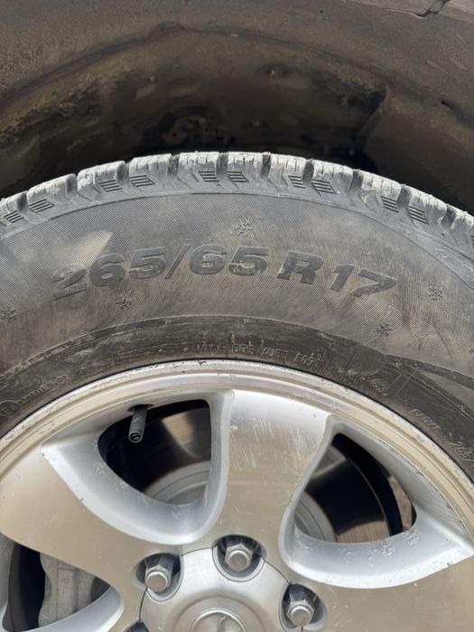 Продам зимние шипованные шины Прадо 265/65/17