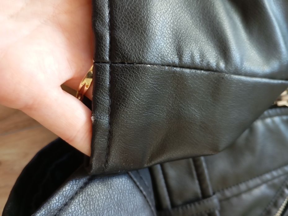 Късо кожено яке pull and bear, XS размер с леки забележки
