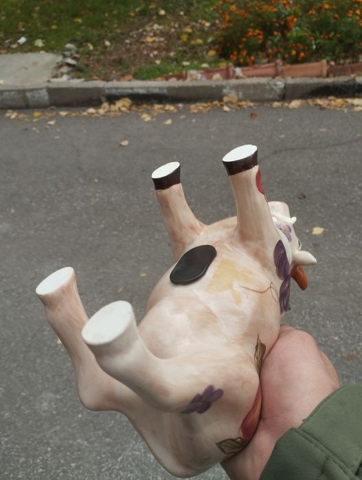 Порцеланова декоративна фигурка на крава-касичка