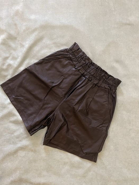 Черни къси кожени панталони