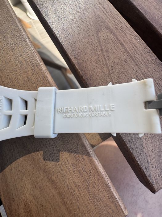 Два бели часовник diesel