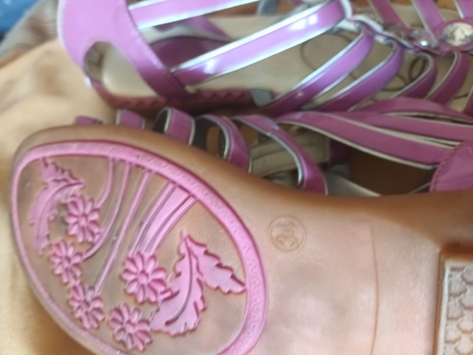 Продам сарафан на девочку и босоножки