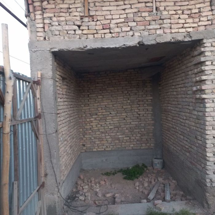 Курилиши тугалланмаган турт томони ураб олинган участка