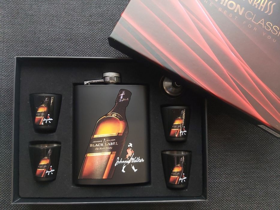 Подаръчен комплект манерка и чаши Johnnie Walker