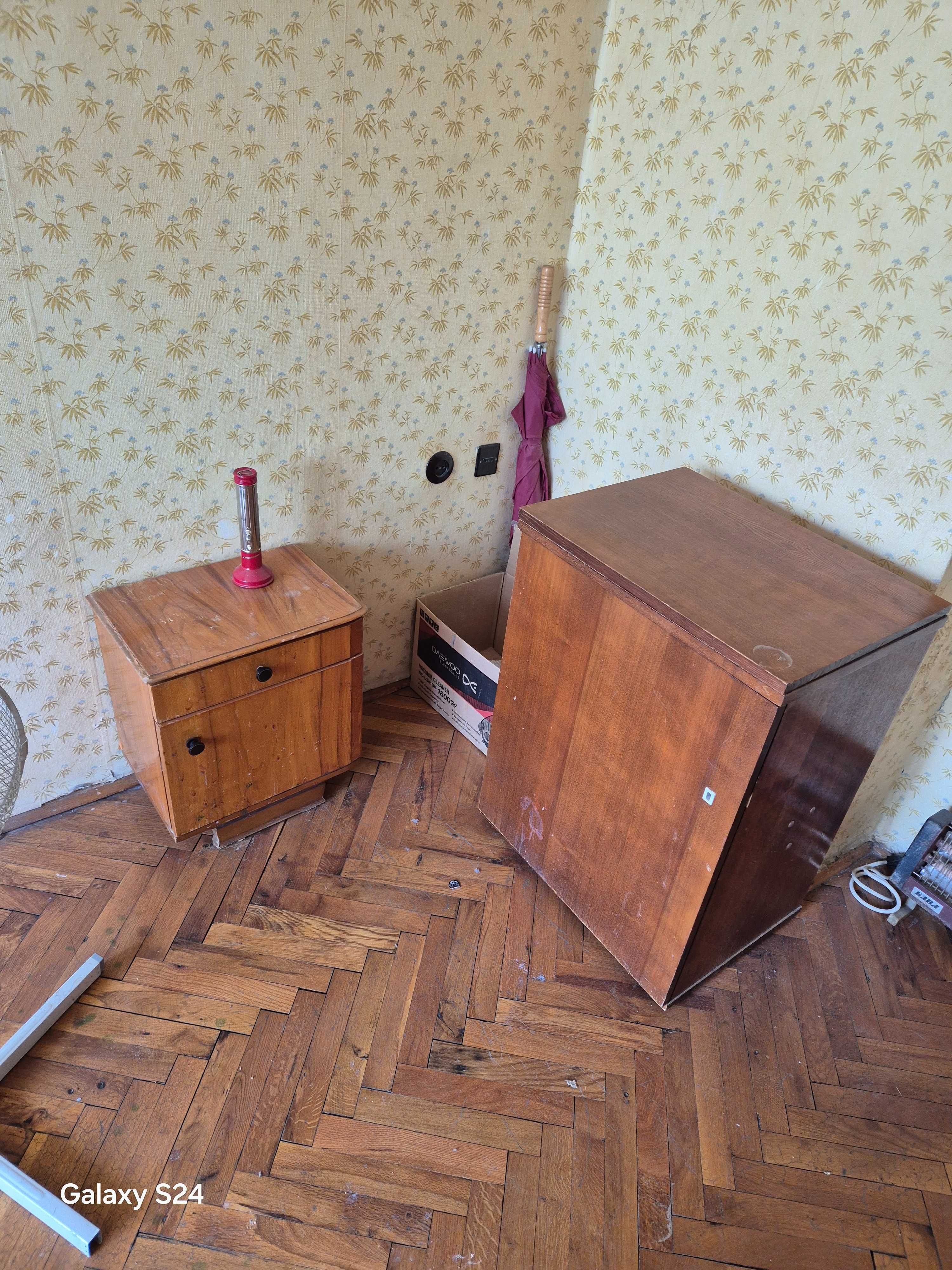 Продавам стари мебели