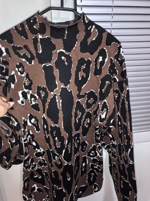 Пуловер на марката H&M