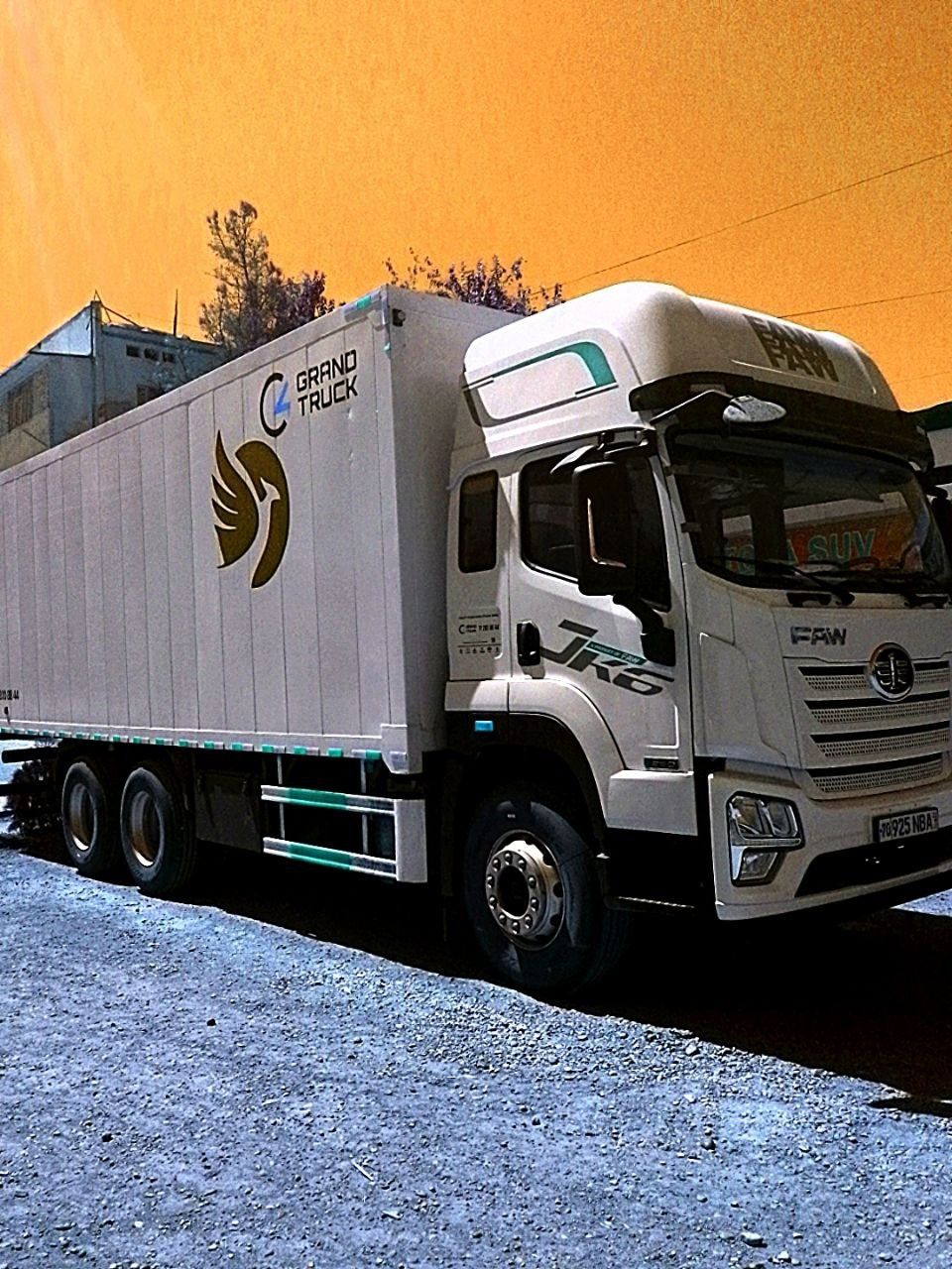 FAW русумли 20 тонна юк кобилятли  сув ташувчи ва бортли вчи