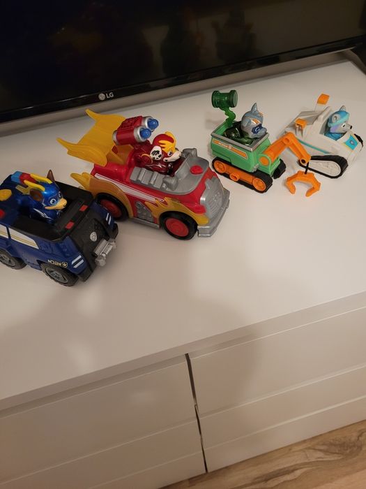 Set figurine și mașinuțe patrula cățelușilor