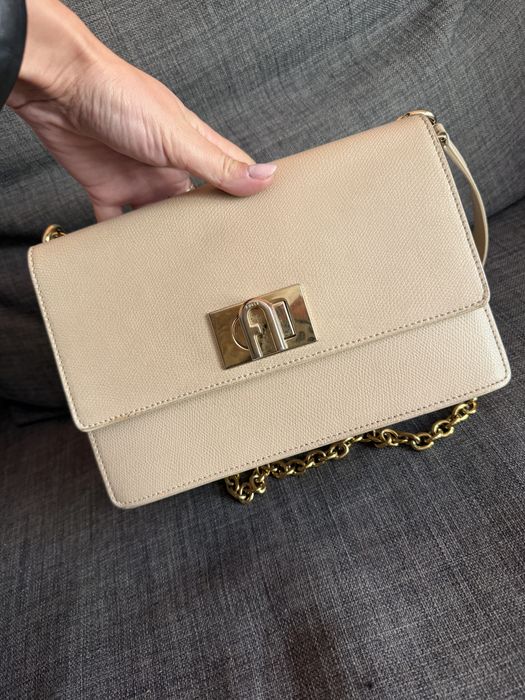 Furla чанта бежов цвят
