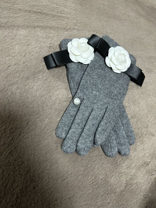 Manusi gri, cu accesoriu, noi