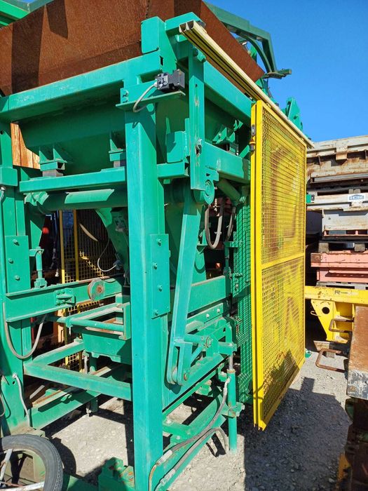 Masinarie de fabricat pavaje automatizata.