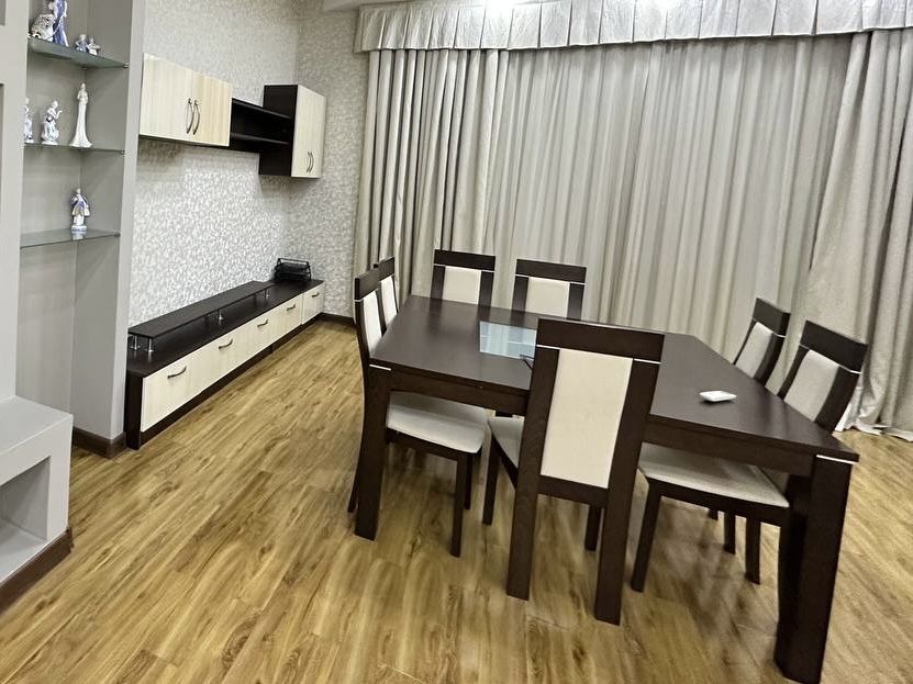 Продаётся стол с 8 стульями в отличном состоянии, Самовывоз