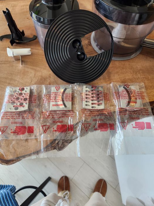 Кухненски робот Bosch + пасатор + 6 приставки