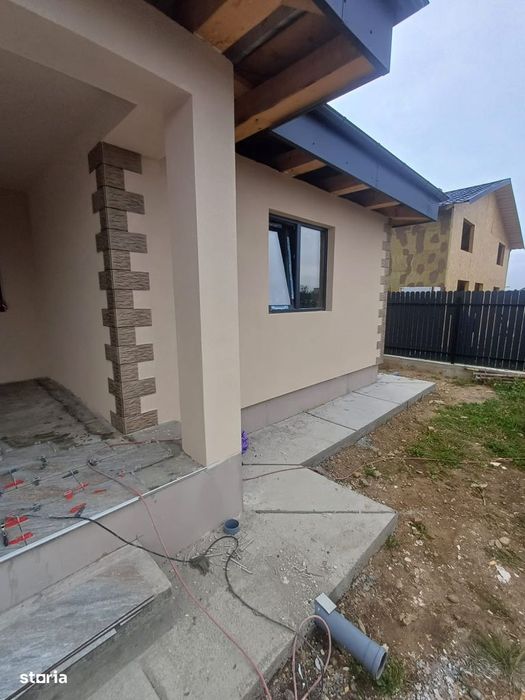 Casă independentă cu 3 camere/living /baie / și teren de 600mp