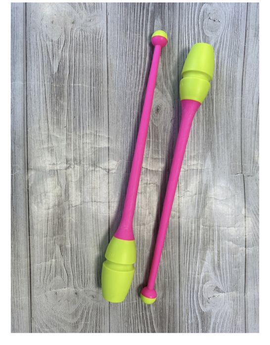 Продам булавы и мяч в хорошем состоянии