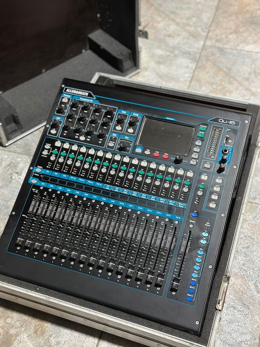 Sistem format din 4 sateliți și doi bași Line6, mixer ALLEN&HEATH!!!